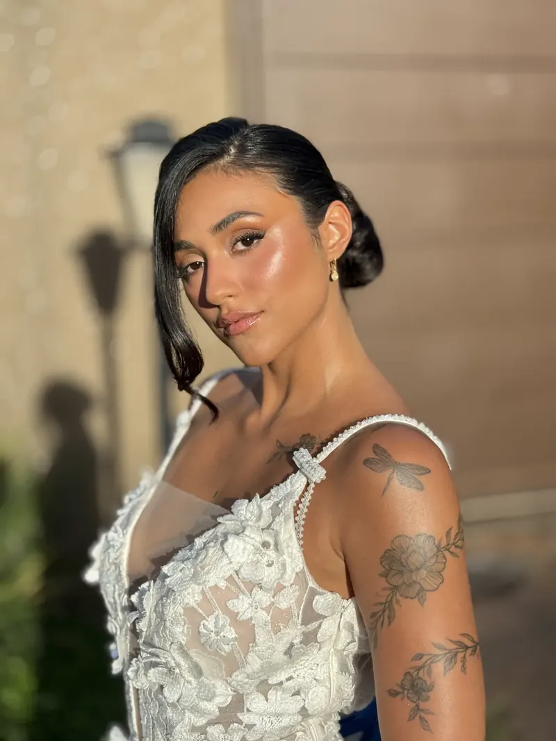 Noiva com vestido bordado em ambiente externo