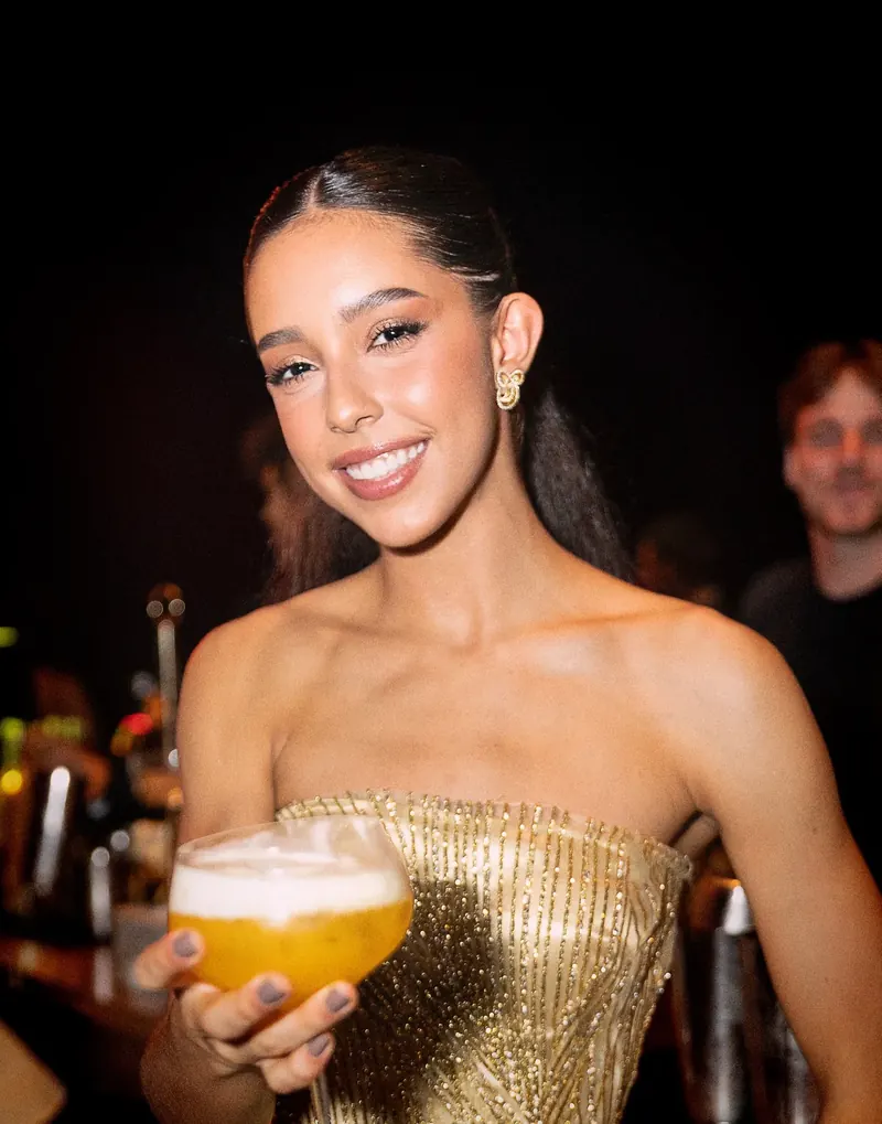 Maquiagem para evento com vestido dourado